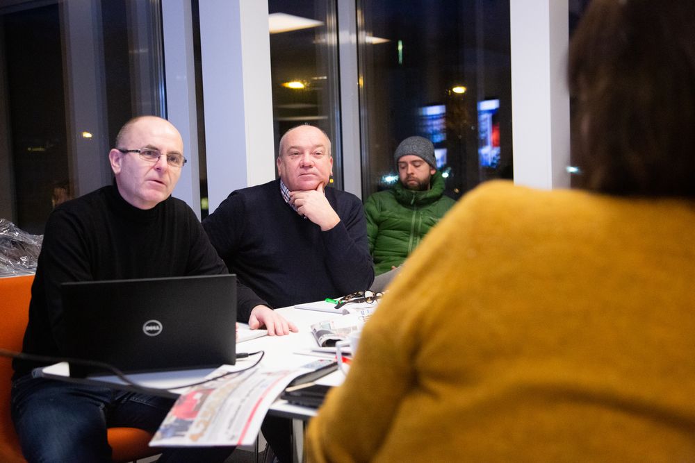 Møre-Nytt-redaktør Svein Aam med journalistane Rune Sæbønes og Joachim Kroken Åsebø sit og lyttar til kollega Janne-Marit Mykelbust, som sit med ryggen til. Her frå morgonmøte ein tidleg måndag.