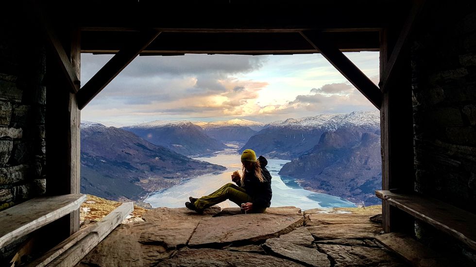 - SPEKTAKULÆRT: Lene Damstuen Forthun tok med ei venninne frå Wales til Molden i Luster, og utsynet av Lustrafjorden gjorde godt inntrykk, og ho sa det var spektakulært.