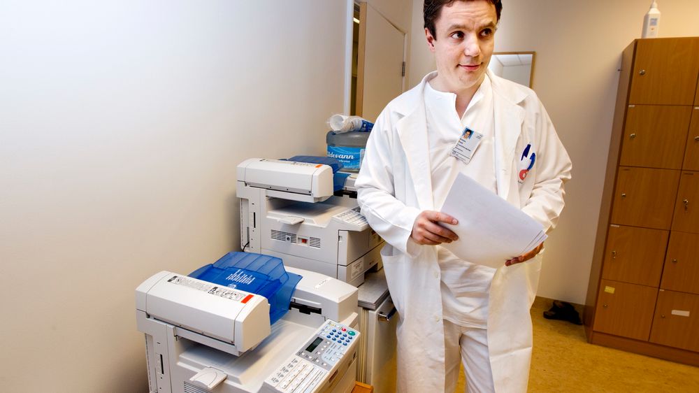 Tillitsvalgt ved OUS (Oslo universitetssykehus) og røntgenlege Kristian Fosså ved faksmaskiner som måtte benyttes flittig i 2012. I dag har vi ingen oversikt over faksbruken i helsevesenet i Norge.