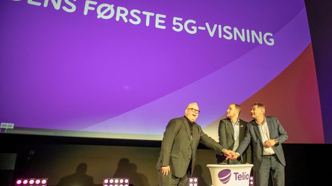Ivar Halstvedt fra Odeon Kino AS, samferdselsmininister Jon Georg Dale og Telia Norges Abraham Foss trykker på den store røde knappen og kjører igang Norges første 5G-kino.