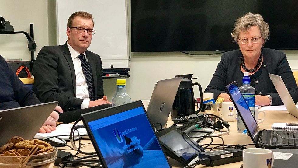 ORIENTERTE: Rådmann Knut Broberg i Flora kommune er setterådmann i varslingssakene i Sogn barnevern. Varaordførar Laura Kvamme er det politiske bindeleddet til administrasjonen, sidan ordførar Jarle Aarvoll har fått varsel mot seg og er inhabil.