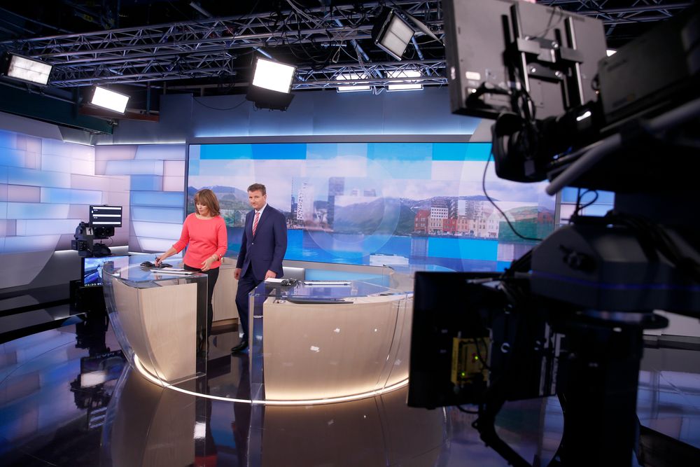 Ingvild Bryn og Jon Gelius - her i det «nye» Dagsrevyen-studioet fra 2015. Foto: Terje Pedersen / NTB scanpix