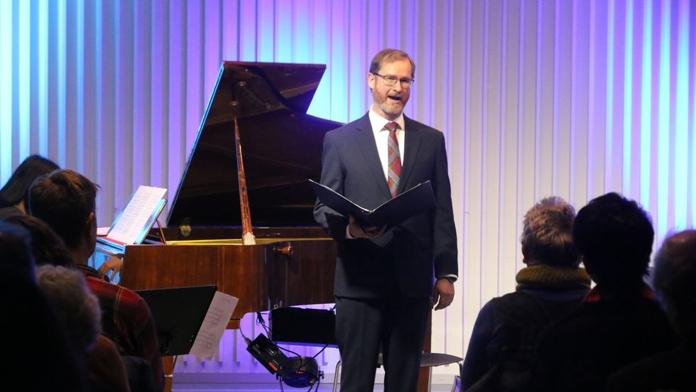 JULESONG: Bjørn Gisle Sete syng «o helga natt» for full hals.