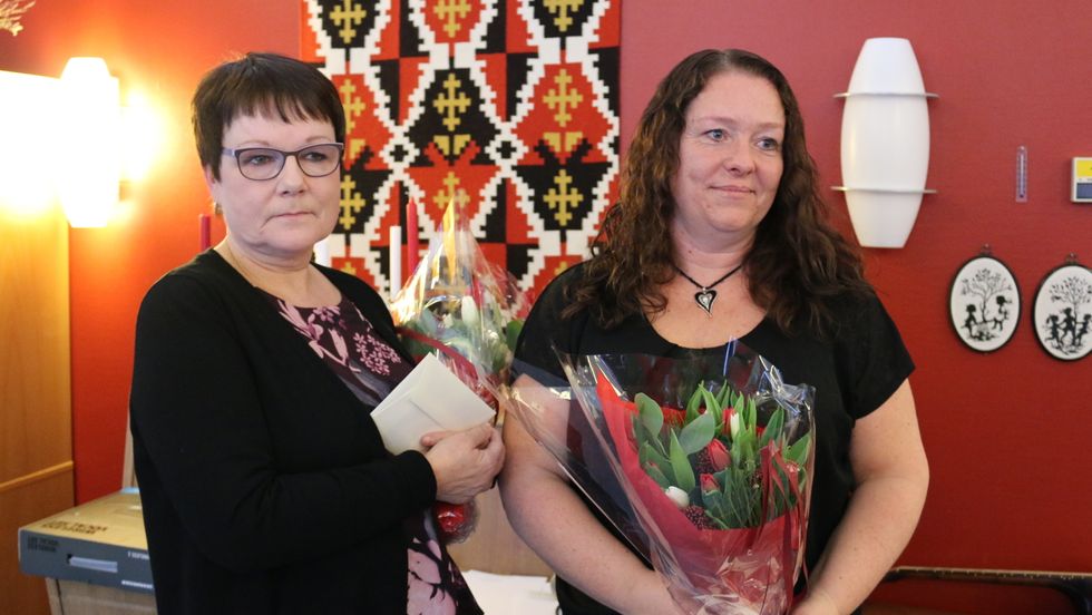 FEKK ROS: Rita Aarethun Mo og Grethe Gjesdal Mo fekk skryt for lang og trufast teneste for kommunen.