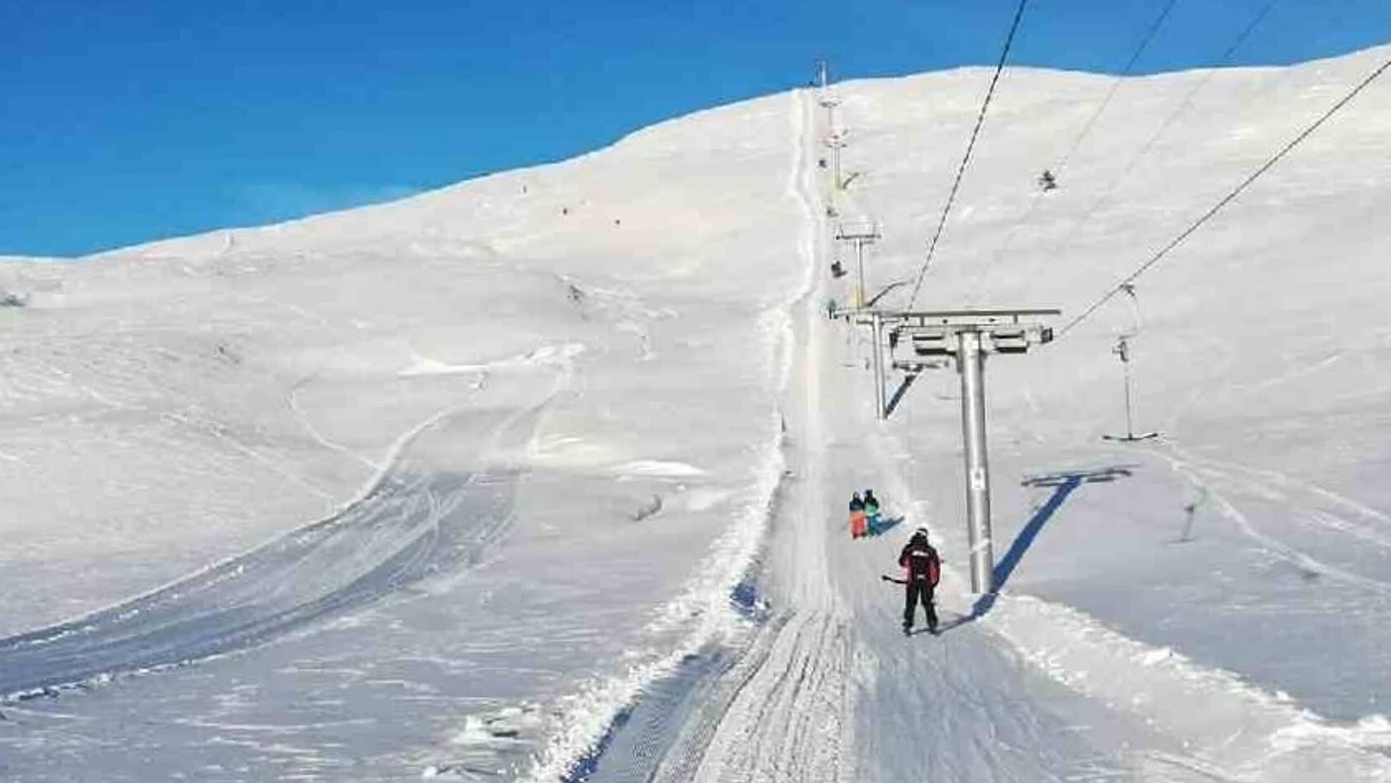 OPNING: Dagleg leiar Runar Tørvi, kunne melda om over 600 gjestar i trekket på Sogn skisenter, under opninga laurdag.