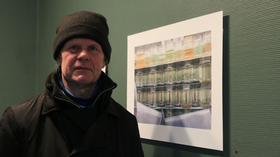- KJEKT: Kunstnar Jens Hauge, seier det har vore kjekt å jobba med utstillinga Typisk Lærdal, og at han har overraska seg sjølv under vegs.