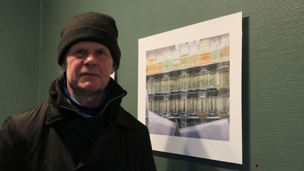 - KJEKT: Kunstnar Jens Hauge, seier det har vore kjekt å jobba med utstillinga Typisk Lærdal, og at han har overraska seg sjølv under vegs.