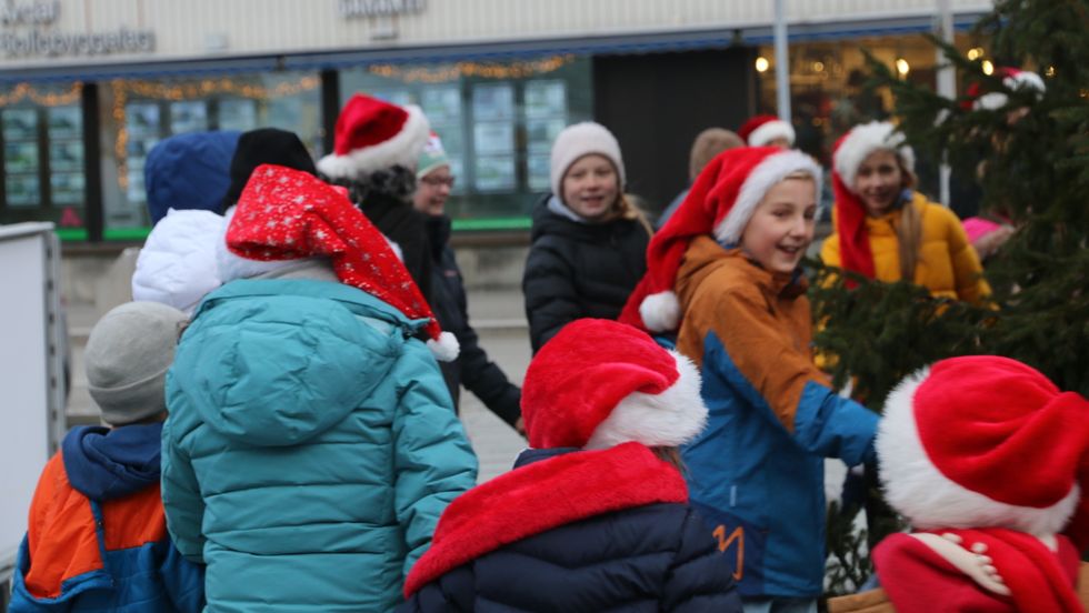 MORO: Skuleungane skapte julestemning med tradisjonsrike julesongar.