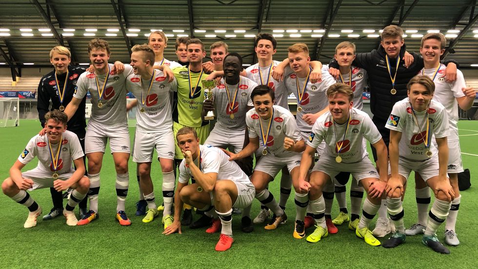 HISTORISK GJENG: Berre halvparten av spelarane som kvalifiserte Sogndal til Europa, får sjansen til å spela. Her eit lagbilete etter sigeren mot Rosenborg i cupfinalen tidleg i desember.