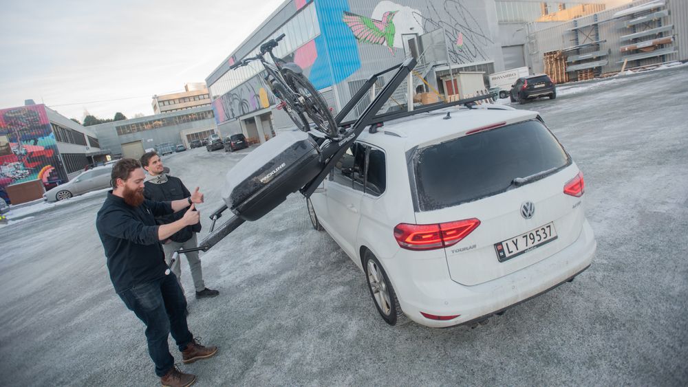 Daglig leder i Dropracks, Helge Å. Dimmen (bakerst) sier den første produksjonsserien vil bestå av 100 lastesystemter. Her viser han fram det avanserte takstativet sammen med Pål. B. Jørgensen.
