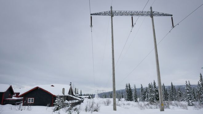 Strømmen kan forbli dyr helt til våren. Men oljeprisen faller kraftig