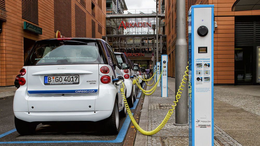 I fjor ble det solgt 25.000 elbiler i Tyskland, og 29.400 plug-in-hybrider. Bildet er fra Potsdamer platz i Berlin.