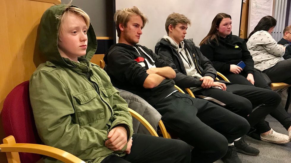 NESTEN I BOKS: Fire medlemmar frå ungdomsrådet følgde med då politikarane diskuterte innføring av gratis skulemåltid. Nummer to frå venstre er Herman Vigdal Øren, nummer fire er Katrine Walaker.