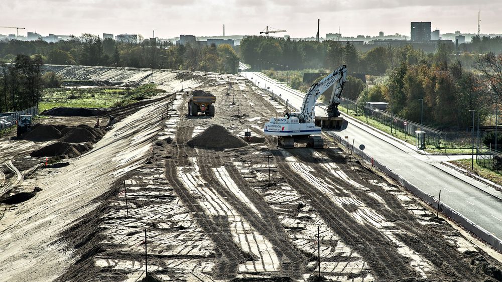 Banedanmarks anleggsarbeidet med en tre kilometer lang jernbane til Aalborg Lufthavn, som skal være i bruk i 2020. Ifølge Nordtyske Stiftstidende viser det seg at DSBs Intercitytog ikke kan kjøre på strekningen med sin nye digitale signalstyring. Derfor skal man nå bruke det gamle analoge signalsystemet på strekningen, for så å skrote det i 2024 når det nye digitale signalsystemet er rullet ut. Merkostnadene for det gamle systemet er 35 millioner danske kroner. Bildet viser det som blir endestasjonen ved lufthavnen, og er tatt i oktober 2018.