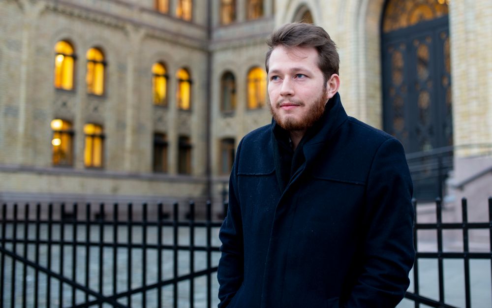 Gard Oterholm prøver å komme seg en tur innom Stortinget hver dag.