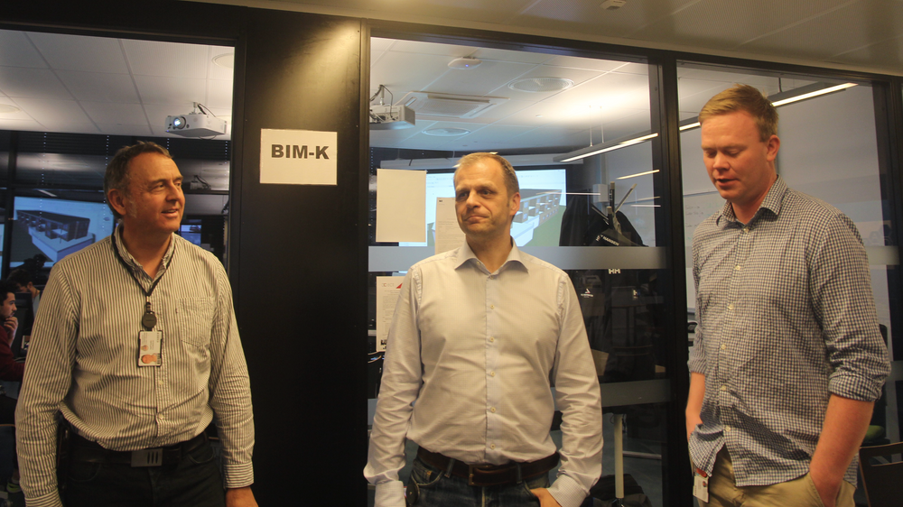 Ingolf Sundfør (fra venstre), Harald Selvær og Lars Vegheim Dagalid underviser bim-studentene på Fagskolen i Oslo og Akershus.