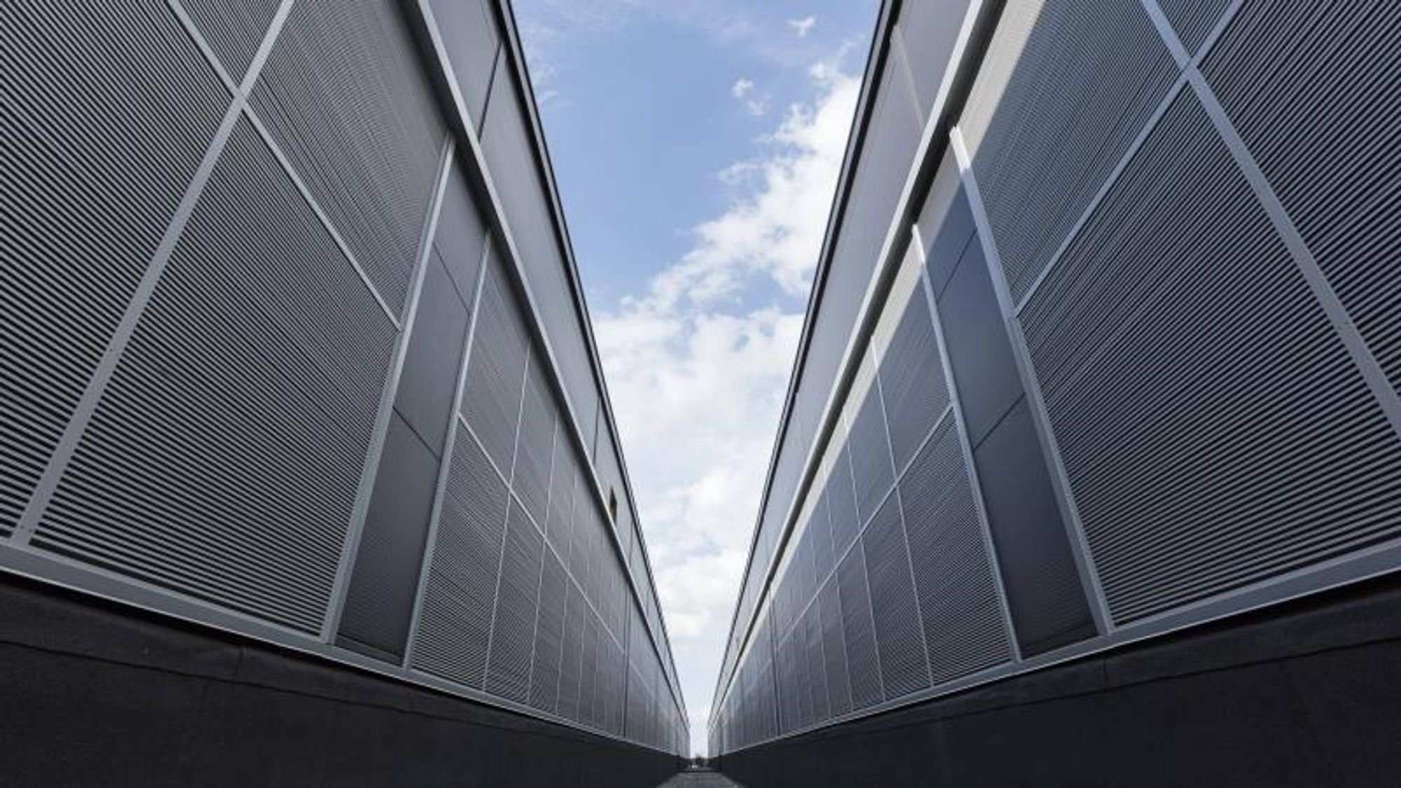De store datasentrene skyter opp som kolosser på dansk mark mellom gjødseltanker og svinegårder, og blir gigantiske storkunder for den danske strømproduksjonen.