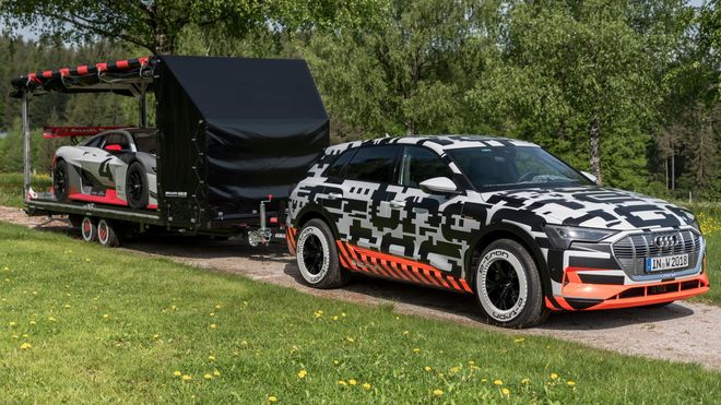 Fra en demonstrasjon av tilhengermulighetene på Audi E-Tron. Bilen kan trekke 1800 kg.