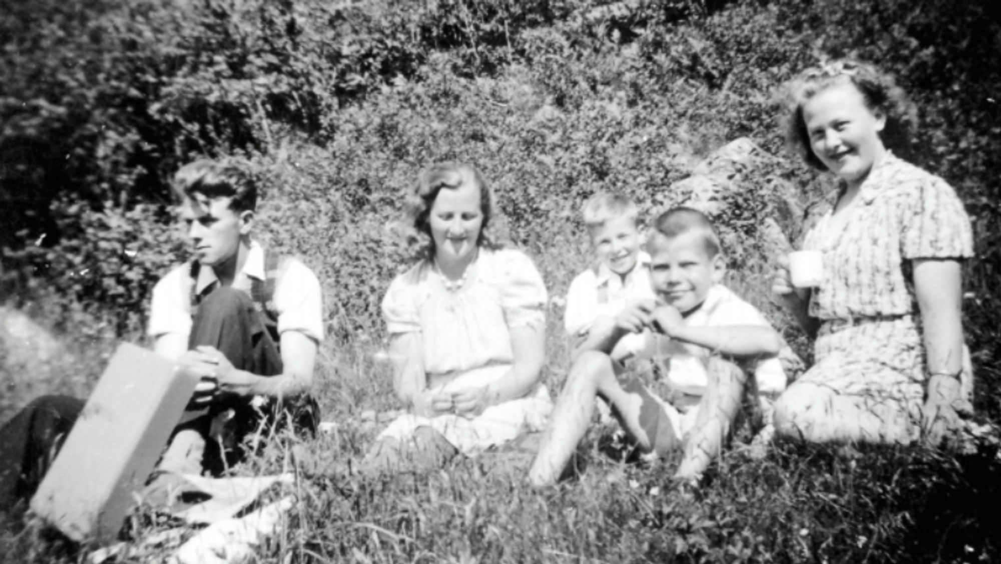 KAFFITUR: Frå venstre Jon Asperheim, Inger Hovland (g. Asperheim), Rolv Asperheim, Edvin Asperheim og Gunnvor Asperheim.