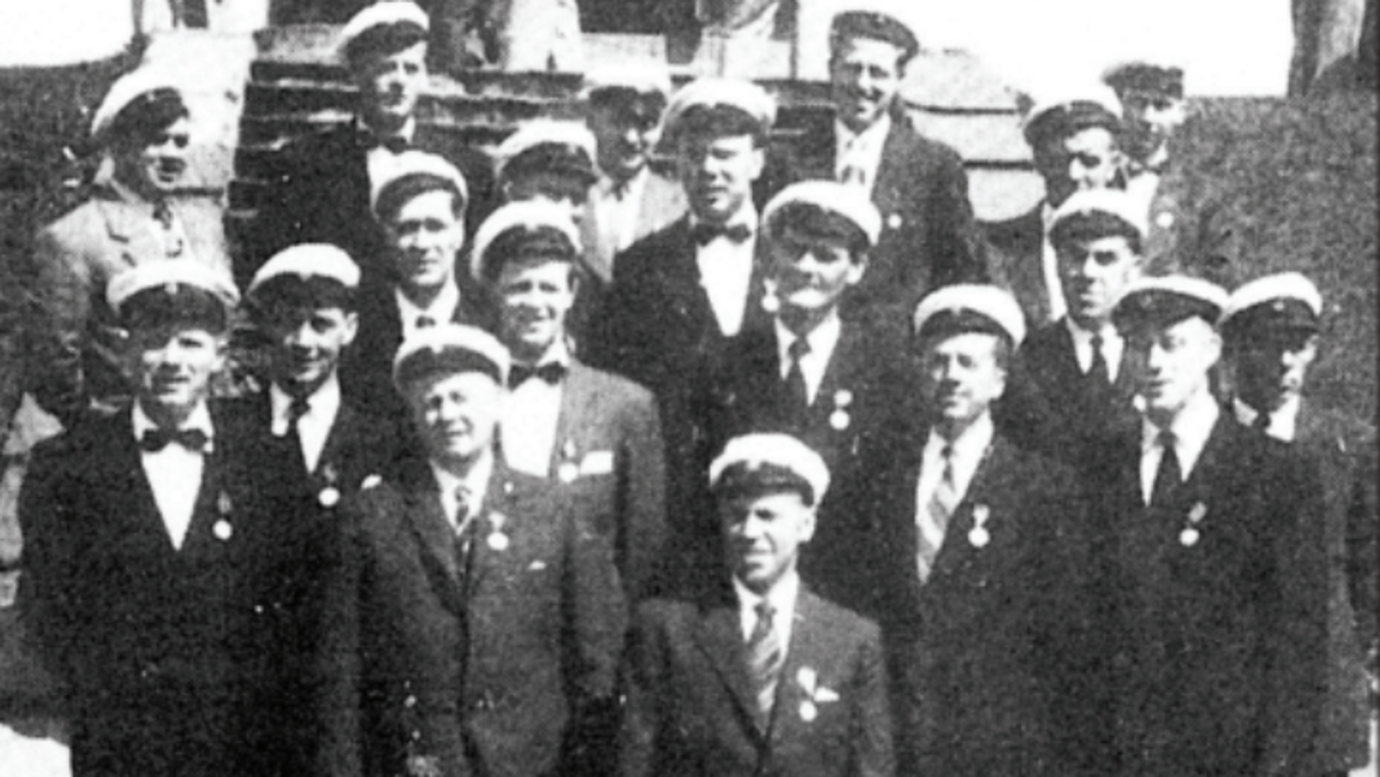 Ein del av deltakarane frå Farnes Ungdomslags Mannskor på stemnet i Høyanger 1948.