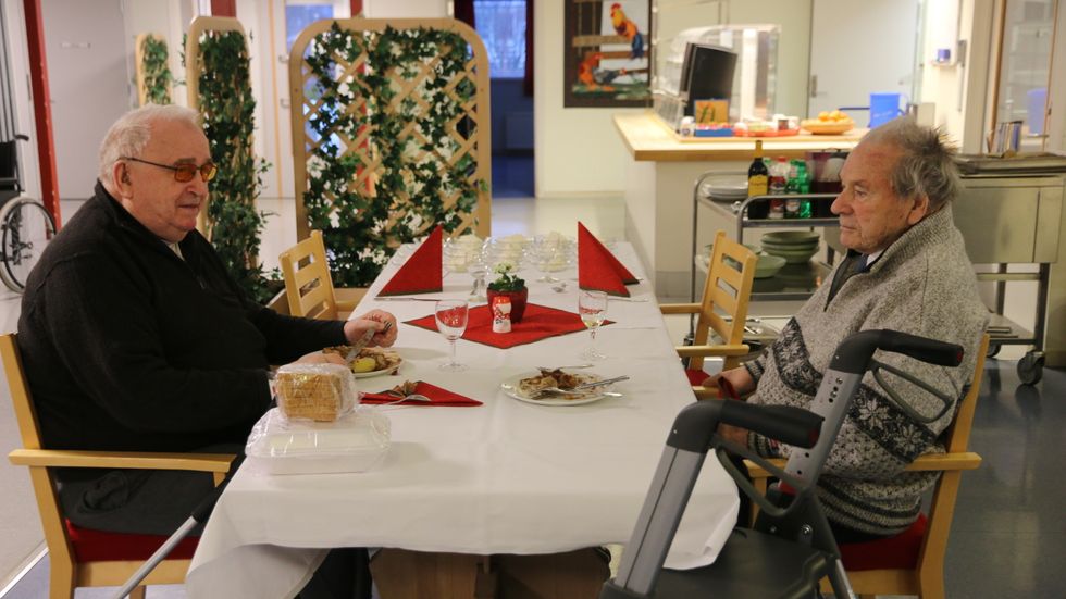 BORDSETA: Magnus Midtvoll (t.v) og Olaf Nesse (t.h) nyt god julemat saman.
