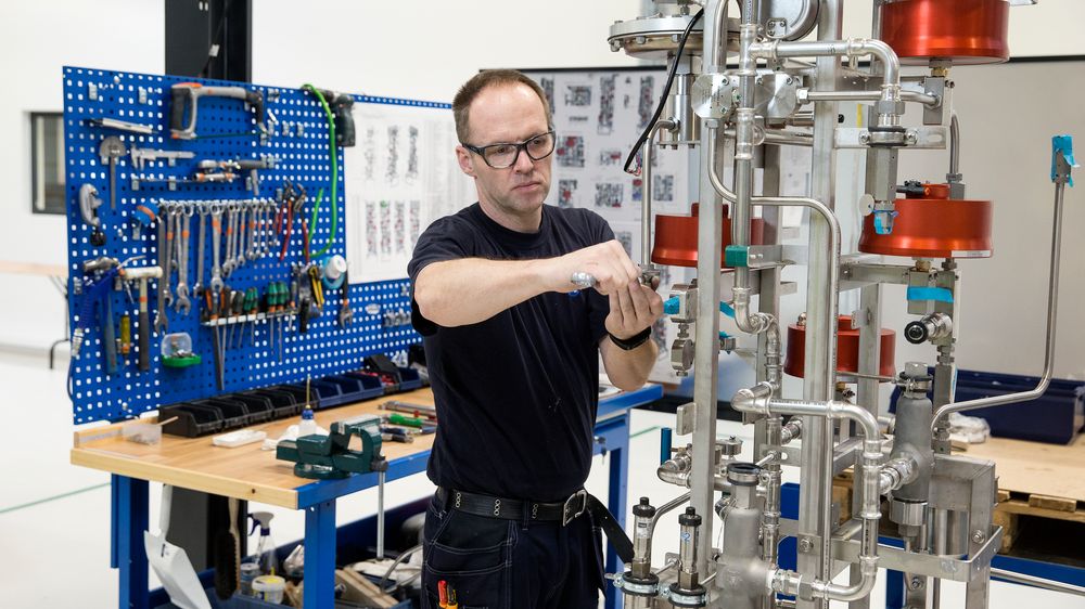 Nel Hydrogen produserer avanserte hydrogentankstasjoner i danske Herning. Her arbeides det med et «juletre» - et ventilpanel, som i stedet for ventiler og rør festet på en plate, settes opp i flere dimensjoner for å spare plass. Ventilpanelet sitter inne i hydrogenstasjonen, og styrer flyten av gass inn, i og ut av stasjonsenheten.