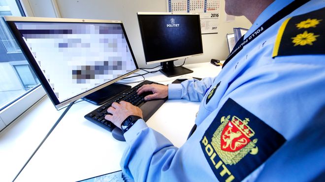 Politimann foran PC-skjermer.