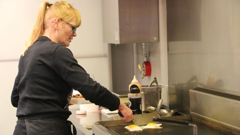LIKE VIKTIG: – Den sosiale delen av jobben er minst like viktig som å lage mat, seier Karin Myrland.