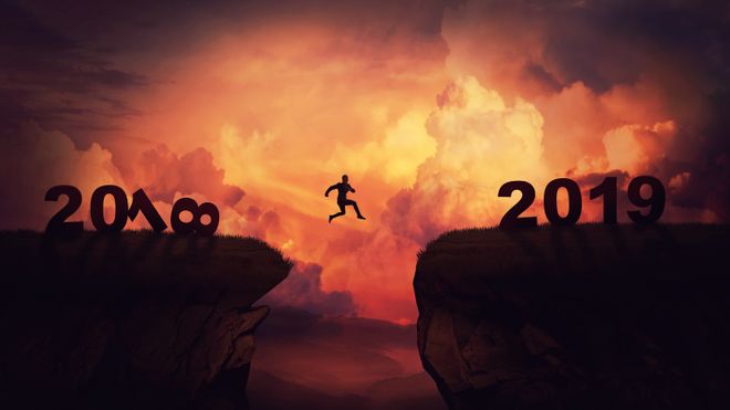 Mann tar spranget fra 2018 til 2019.
