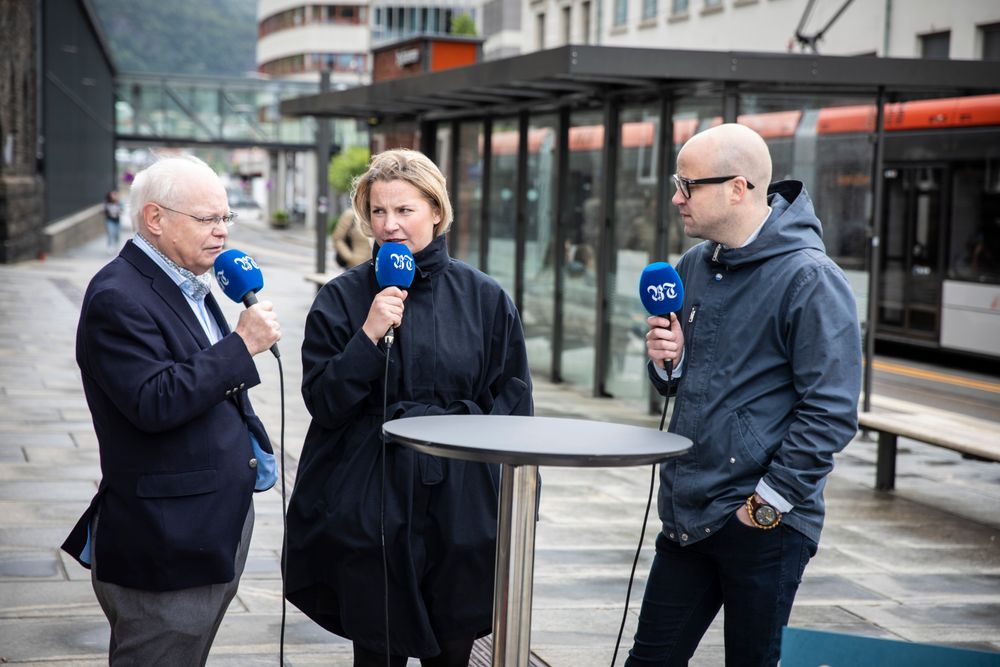 Bergen, 2018: Pop up debatt om nynorsk på Bybanen ved bhybanestoppet Nonneseterkvartalet. Fra høyre: Peder Lofsnes Hauge , Anna Magnus (debattleder), Arve Waage.