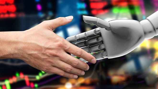 Menneskehånd håndhilser på robothånd.