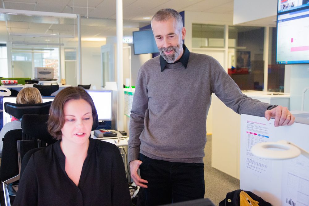 Publiseringsredaktør Inger Therese Holgersen (til venstre) og ansvarlig redaktør Einar Tho i Haugesunds Avis.