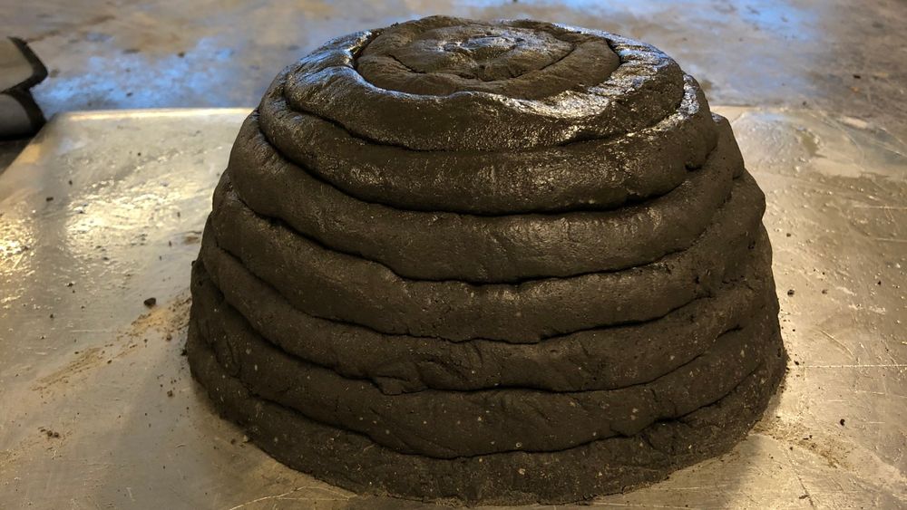 Første test av geopolymerbetong med månestøvsimulanten «lunar regolith simulant» som forskerne på HiØ har klart å «håndprinte» til en type bygningskonstruksjon lignende den som skal bygges på månen (lite størrelsesforhold).