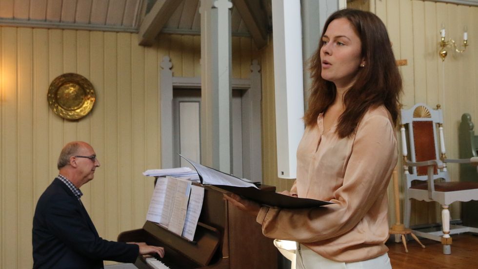 LEV AV MUSIKKEN: Helga Farestveit og Freek Ypma under ein konsert i Årdal.