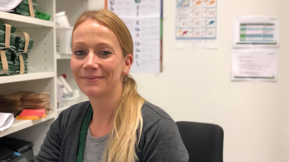 STOR PÅGANG: Apotekar ved Vitusapotek i Øvre Årdal, Mette Karlsen, fortel at det er mange som no tek influensavaksina. - Me har litt, men er snart tomme for vaksina, seier Karlsen.
