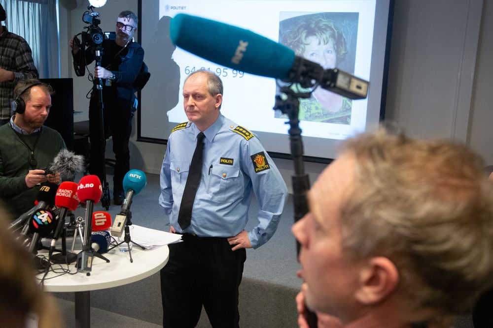 Politiinspektør Tommy Brøske haldt pressekonferanse framfor eit titals journalistar. Deretter følgte halvannan time med individuelle intervju. Til venstre er VG-journalist Tor-Erling Thømt Ruud.