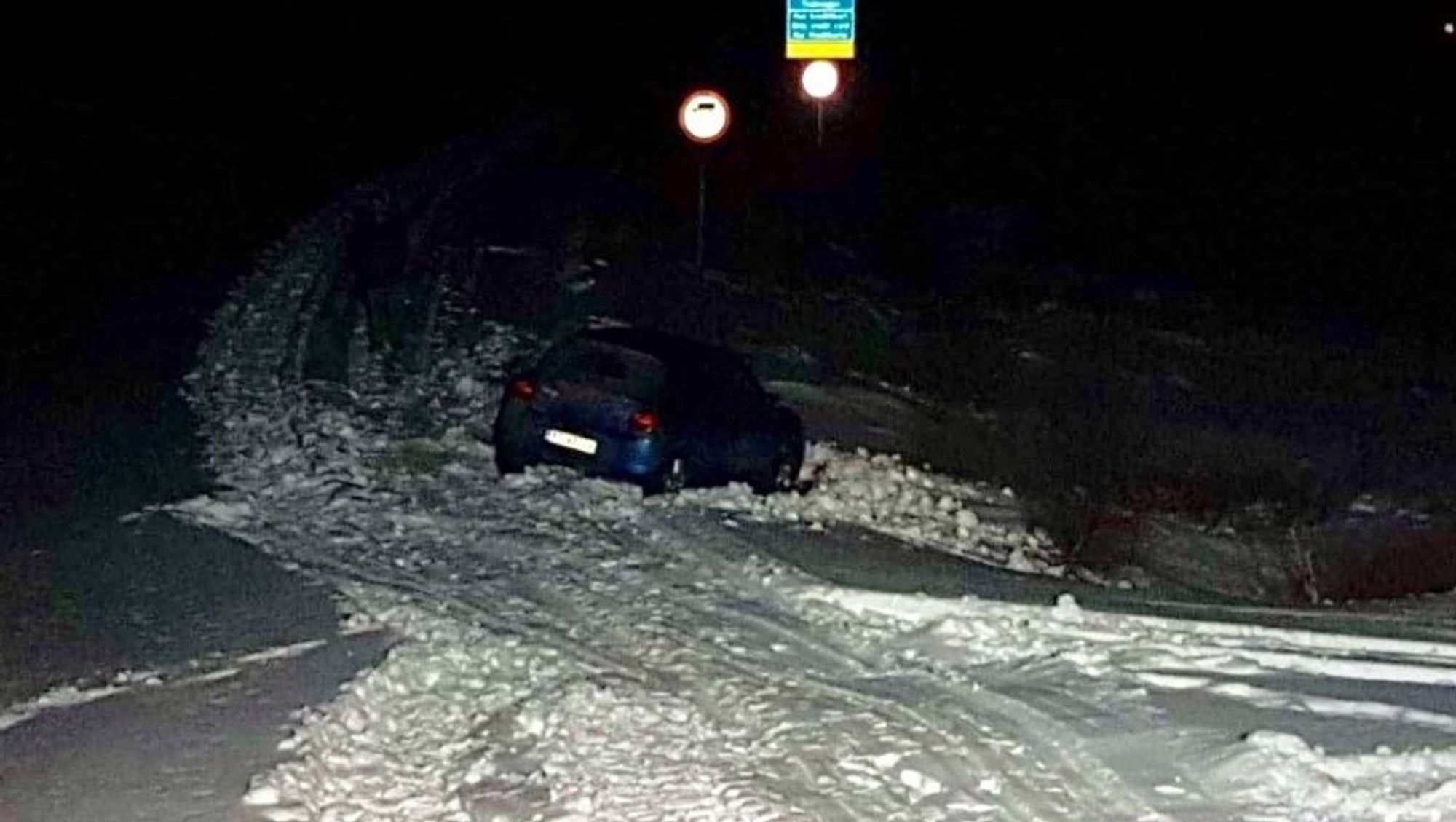 BOM STOPP: Bilen vart sitjande fast med god utsikt mot skiltet om vinterstengd veg.