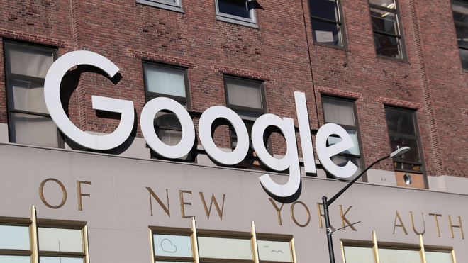 Stort Google-skilt utenfor Googles hovedkvarter i New York.