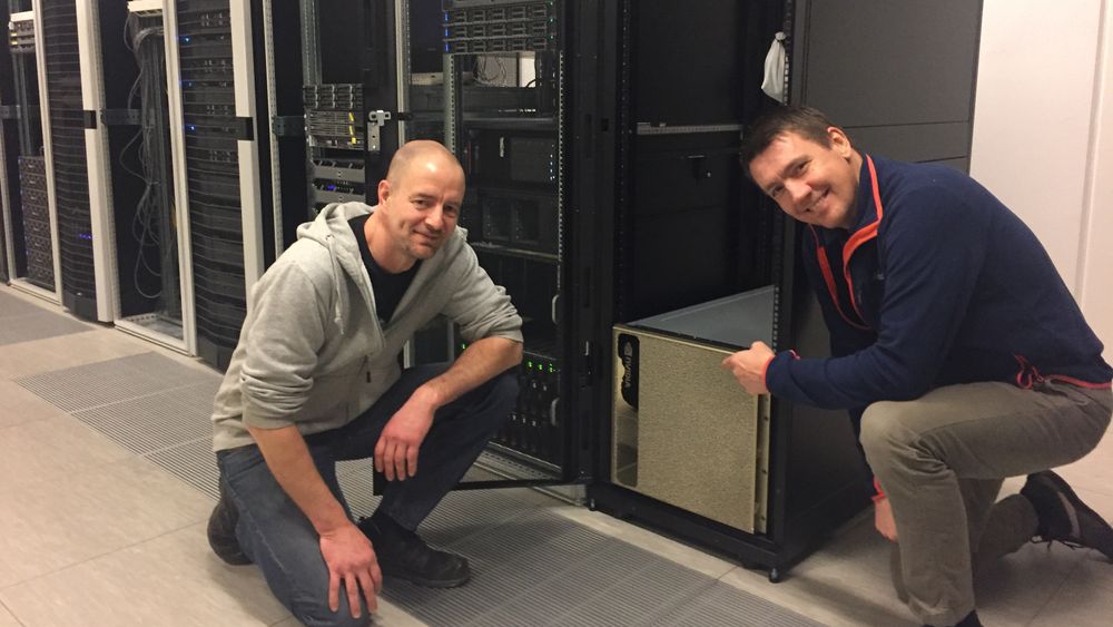 16,8 petaflops: Når skapet er fylt opp av gylne Nvidia-klosser vil forskerne kunne boltre seg med enorm regnekraft. På bildet ser vi også (fra v.) IT-ansvarlig Sigurd Brinck fra CAIR og forsker Bernt Viggo Matheussen fra CAIR og Agder Energi.