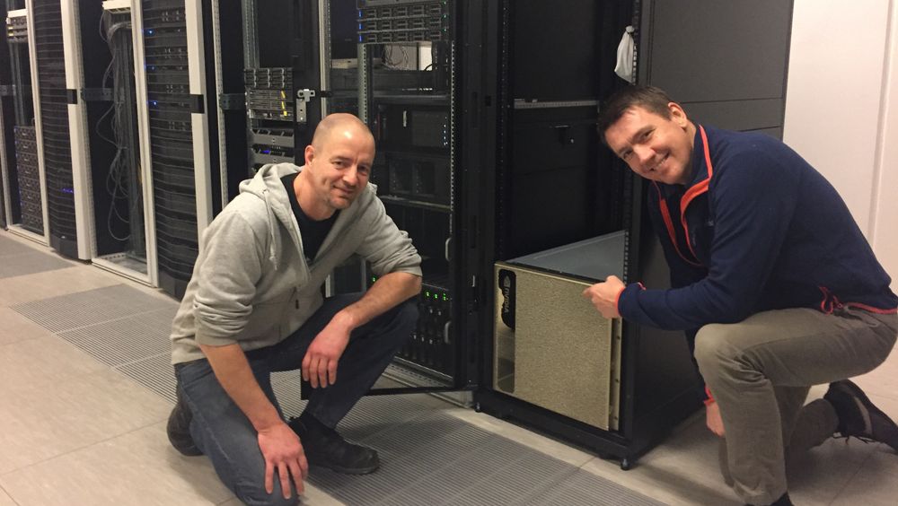 16,8 petaflops: Når skapet er fylt opp av gylne Nvidia-klosser vil forskerne kunne boltre seg med enorm regnekraft. På bildet ser vi også (fra v.) IT-ansvarlig Sigurd Brinck fra CAIR og forsker Bernt Viggo Matheussen fra CAIR og Agder Energi.
