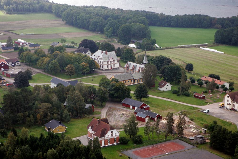 Flyfoto frå Bastøy fengsel og Bastøy kyrkje som er ei del av fengselet. Bilete frå 2005.