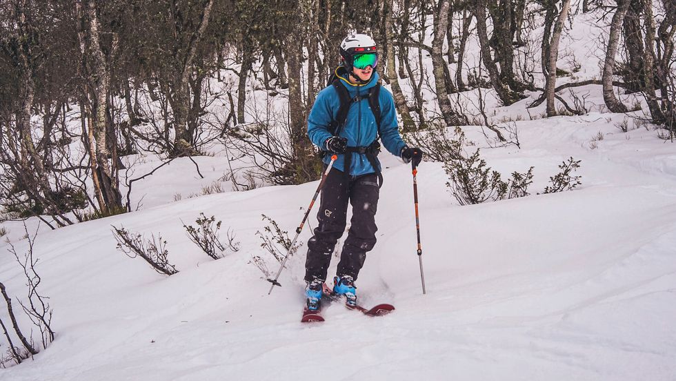 IKKJE IDEELT: Synet av einer som stikk opp, er ikkje noko godt teikn for skientusiastar. Ole Petter Nordanger vart ikkje skremd og tok turen med plankar på beina.