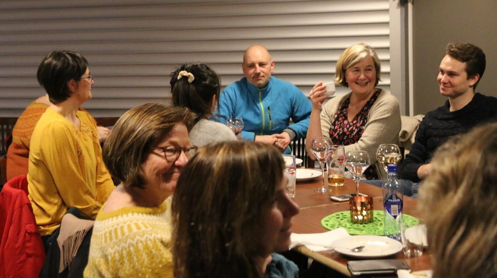 GOD STEMNING: Praten sat laust på Nisse Cafè sin fyrste strikkepub.