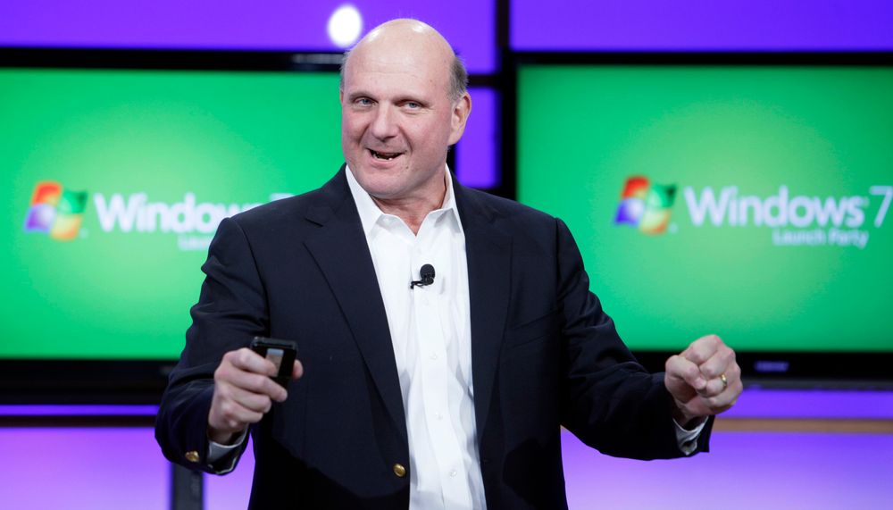 Daværende Microsoft topp Steve Ballmer var strålende fornøyd da han kunne presentere nyvinningen Windows 7 i New York høsten 2008. Siden den gang har han pensjonert seg fra teknologibransjen. Det betyr ikke at han ikke er svært opptatt. Ballmer eier NBA-laget Los Angeles Clippers, og har en estimert formue på 362 milliarder norske kroner. Det gjør ham til verdens 18. rikeste.