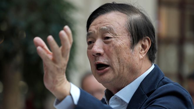 Huawei-grunnlegger Ren Zhengfei snakker og gjør fakter med hendene under et møte med media i Shenzhen i Kina den 15.januar 2019.