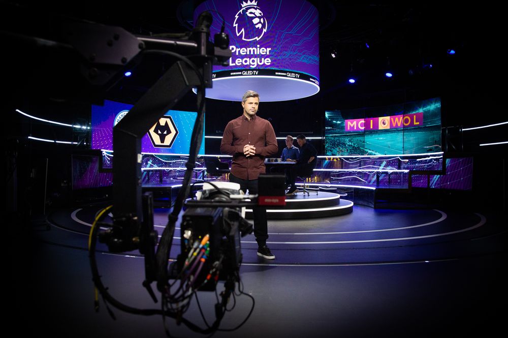 TV 2s Premier League-anker, Jan Henrik Børslid, i aksjon framfor kamera før Manchester City mot Wolverhampton i januar 2019.