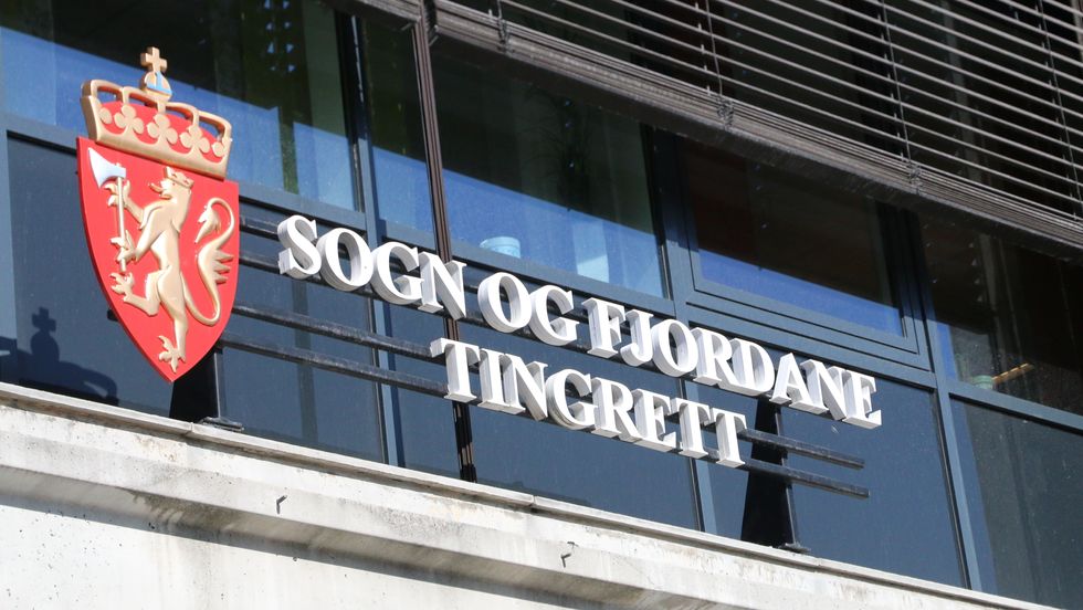 MÅ I RETTEN: I slutten av februar må sogningen i tingretten for å svara på skuldingane om å ha knivstukke si eiga mor. Inntil då må han sita i varetekt.
