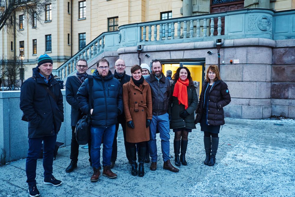 Delegasjonen fra Norge utenfor Stockholm politistasjon: Runar Skarnes, leder for operasjonssentralen i Oslo politidistrikt; Roar Hanssen, medieseksjonen i Politidirektoratet; Jørgen Dahl Kristensen, redaksjonssjef i Asker og Bærum Budstikke; Arne Jensen, generalsekretær i Norsk redaktørforening; Ina Lindahl Nyrud, advokat i Norsk journalistlag; Kristine Foss, jurist i Norsk presseforbund; Eirik Haugen, nestleder i Pressens offentlighetsutvalg og redaktør i avisa Varden; Anne Margrete Alværn, seksonssjef i Politidirektratet; Unni Grøndal, pressesjef i Oslo politidistrikt.