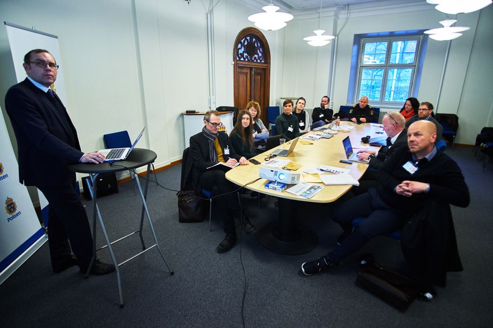 Delegasjon av norsk presse og politi inne i pressesenteret på politistasjonen i Stockholm tidligere denne uka.