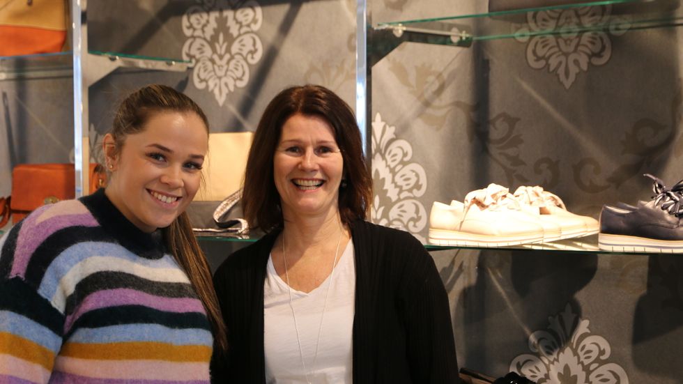 GLADE: Martine Øyre (t.v) og dagleg leiar Grethe Røneid (t.h) er storfornøgd med det nye butikklokalet.